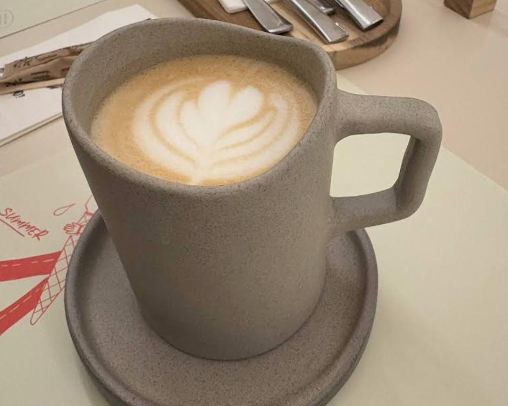 Specialty latte with latte art at Pink Pistachio Brunch in Budapest