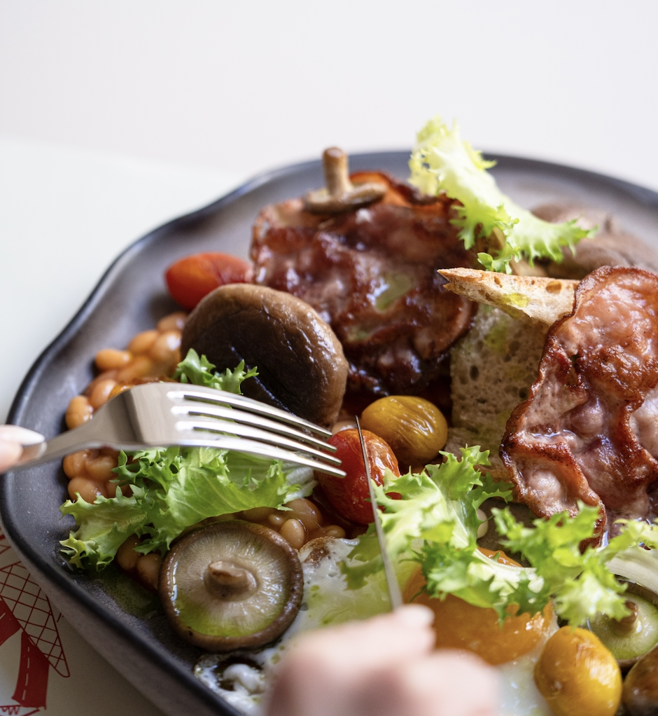 English breakfast in Budapest with bacon, eggs, mushrooms and beans at Pink Pistachio Brunch